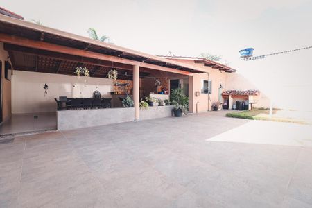 Casa à venda com 360m², 3 quartos e 3 vagas Casa à venda com 360m², 3 quartos e 3 vagasÁrea externa
