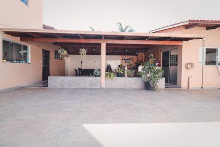 Casa à venda com 360m², 3 quartos e 3 vagas Casa à venda com 360m², 3 quartos e 3 vagasÁrea externa