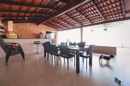 Casa à venda com 360m², 3 quartos e 3 vagas Casa à venda com 360m², 3 quartos e 3 vagasÁrea externa