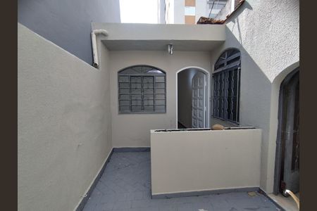 Casa dos Fundos de casa para alugar com 3 quartos, 150m² em Vila Santo Estefano, São Paulo