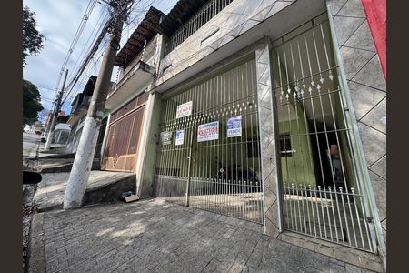 Fachada com placa de casa à venda com 5 quartos, 150m² em Cipava, Osasco