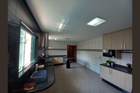 Casa à venda com 3 quartos, 256m² em Jardim Santa Mena, Guarulhos