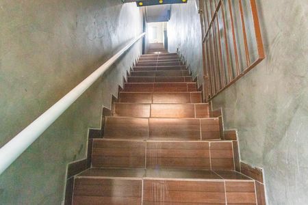 Escada de entrada  de kitnet/studio para alugar com 1 quarto, 80m² em Eldorado, Diadema