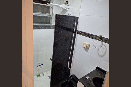 Banheiro de apartamento para alugar com 2 quartos, 53m² em Mutondo, São Gonçalo