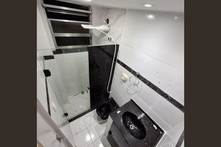 Banheiro de apartamento para alugar com 2 quartos, 53m² em Mutondo, São Gonçalo