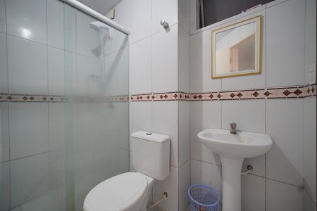 Banheiro de apartamento para alugar com 2 quartos, 50m² em Serraria, São José
