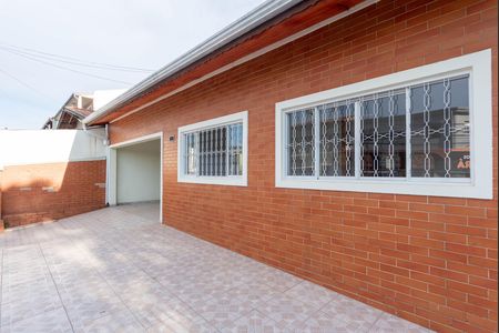 Casa para alugar com 255m², 3 quartos e 3 vagas Casa para alugar com 255m², 3 quartos e 3 vagasFachada