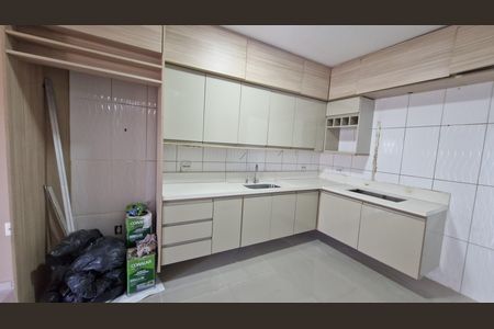 Cozinha de casa para alugar com 2 quartos, 70m² em Cabral, Nilópolis