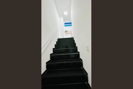 Escada de apartamento para alugar com 2 quartos, 50m² em Utinga, Santo André