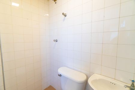 Banheiro de serviço de casa para alugar com 2 quartos, 76m² em Campo Belo, São Paulo