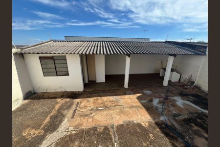 Fachada de casa para alugar com 3 quartos, 110m² em Carajás, Uberlândia