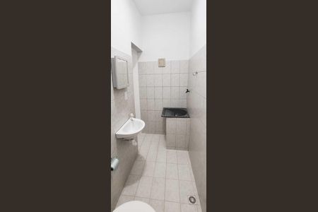 Banheiro/Área de serviço de kitnet/studio para alugar com 1 quarto, 30m² em Inhoaíba, Rio de Janeiro