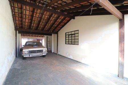 Garagem de casa para alugar com 3 quartos, 150m² em Santa Mônica, Uberlândia