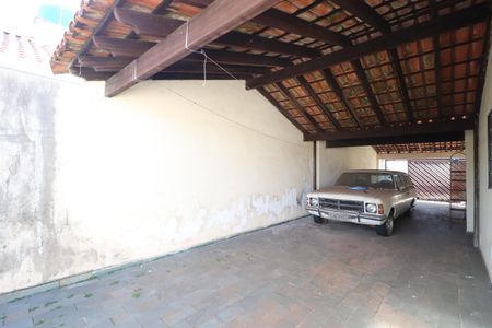 Garagem de casa para alugar com 3 quartos, 150m² em Santa Mônica, Uberlândia