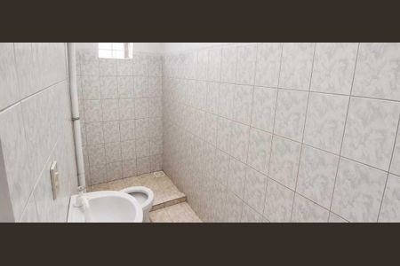Banheiro de kitnet/studio para alugar com 1 quarto, 30m² em Inhoaíba, Rio de Janeiro