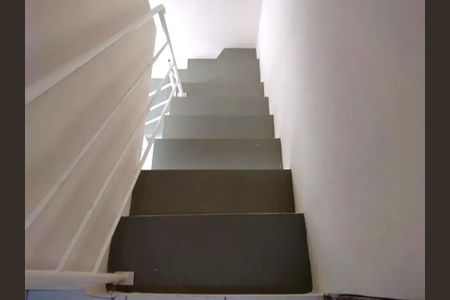 Escada de casa de condomínio para alugar com 2 quartos, 60m² em Jardim Sao Victor, Osasco