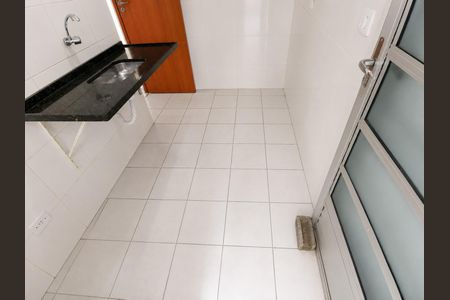 Cozinha de casa de condomínio para alugar com 2 quartos, 60m² em Jardim Sao Victor, Osasco