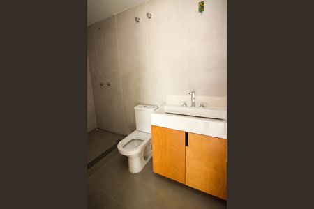Banheiro de kitnet/studio à venda com 1 quarto, 36m² em Menino Deus, Porto Alegre