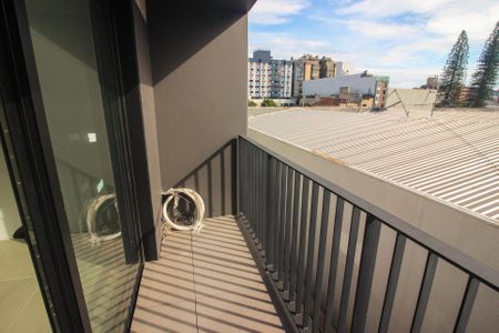 Sacada da sala de kitnet/studio à venda com 1 quarto, 36m² em Menino Deus, Porto Alegre