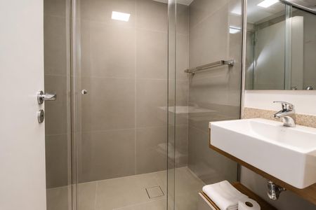 Banheiro de kitnet/studio para alugar com 1 quarto, 24m² em Boa Vista, Porto Alegre