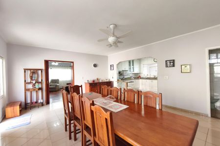 Casa para alugar com 250m², 4 quartos e 3 vagas Casa para alugar com 250m², 4 quartos e 3 vagasSala de Jantar