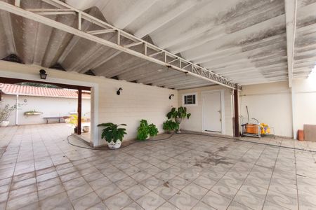 Casa para alugar com 250m², 4 quartos e 3 vagas Casa para alugar com 250m², 4 quartos e 3 vagasQuintal - Garagem