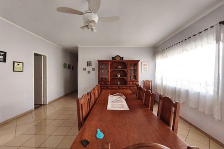 Casa para alugar com 250m², 4 quartos e 3 vagas Casa para alugar com 250m², 4 quartos e 3 vagasSala de Jantar
