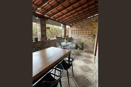 Casa para alugar com 210m², 5 quartos e 1 vaga