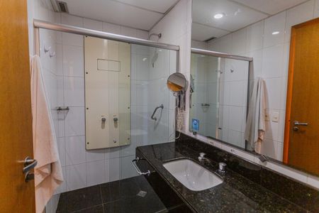 Banheiro Social de kitnet/studio à venda com 1 quarto, 32m² em Lourdes, Belo Horizonte