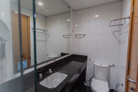 Banheiro Social de kitnet/studio à venda com 1 quarto, 32m² em Lourdes, Belo Horizonte