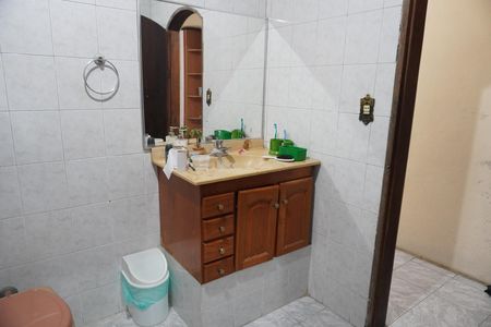 Casa de condomínio à venda com 250m², 5 quartos e 5 vagasBanheiro social