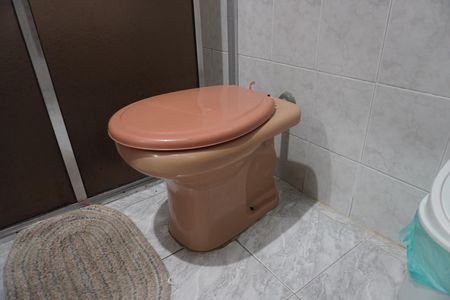 Banheiro social de casa de condomínio à venda com 5 quartos, 250m² em Cidade Líder, São Paulo