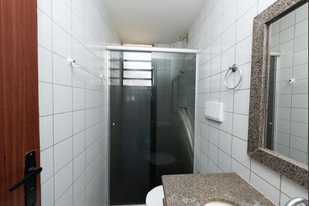 Banheiro de apartamento para alugar com 2 quartos, 56m² em Camargos, Belo Horizonte