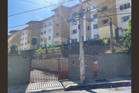 Placa instalada com o codigo BBYX-212, Instalacao no portao de apartamento para alugar com 2 quartos, 56m² em Camargos, Belo Horizonte