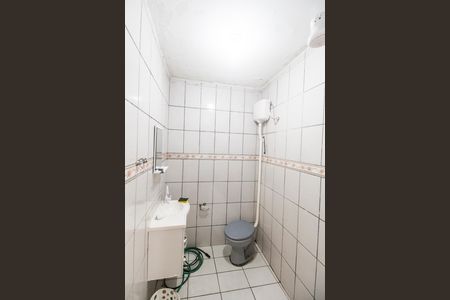 Banheiro de serviço de casa para alugar com 1 quarto, 80m² em Jardim das Belezas, Carapicuíba