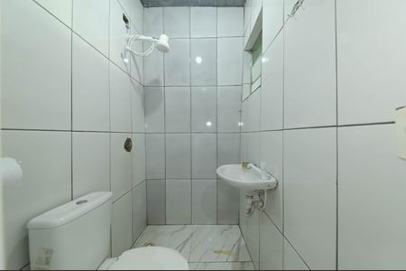 Banheiro de casa para alugar com 1 quarto, 38m² em Vila Maracana, São Paulo
