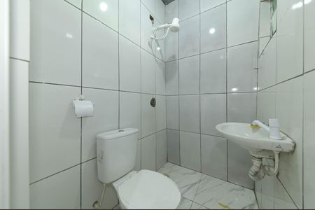 Banheiro de casa para alugar com 1 quarto, 38m² em Vila Maracana, São Paulo