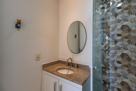 Banheiro social de apartamento para alugar com 2 quartos, 53m² em Lapa, São Paulo