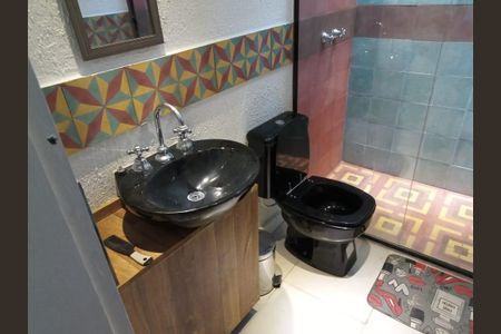Banheiro de casa à venda com 3 quartos, 235m² em Piratininga, Niterói