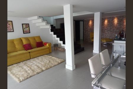 Sala de casa à venda com 3 quartos, 235m² em Piratininga, Niterói