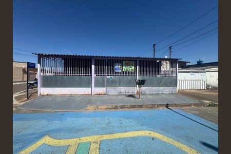 Fachada de casa à venda com 2 quartos, 150m² em Recanto das Emas, Brasília