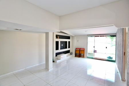 Sala de casa para alugar com 2 quartos, 80m² em Conjunto Agua Branca, Contagem