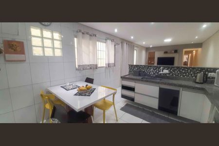 Casa à venda com 205m², 4 quartos e 2 vagas