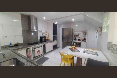 Casa à venda com 205m², 4 quartos e 2 vagas Casa à venda com 205m², 4 quartos e 2 vagasCozinha