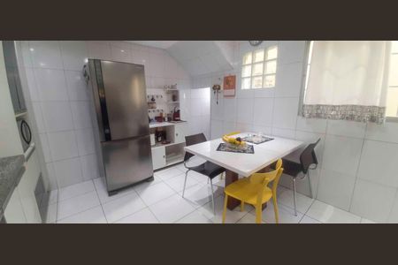 Casa à venda com 205m², 4 quartos e 2 vagas