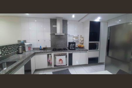 Casa à venda com 205m², 4 quartos e 2 vagas