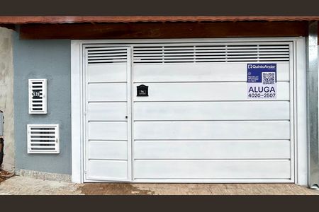 Placa grande instalada na fachada do imóvel  de casa para alugar com 3 quartos, 145m² em Jardim Presidente Dutra, Guarulhos