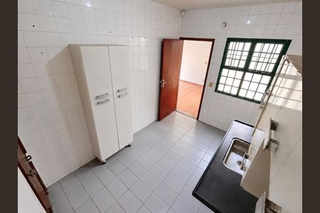Cozinha de casa para alugar com 3 quartos, 115m² em Jardim Karaíba, Uberlândia
