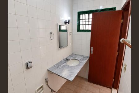 Banheiro de casa para alugar com 3 quartos, 115m² em Jardim Karaíba, Uberlândia