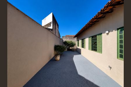 Área externa de casa para alugar com 3 quartos, 115m² em Jardim Karaíba, Uberlândia